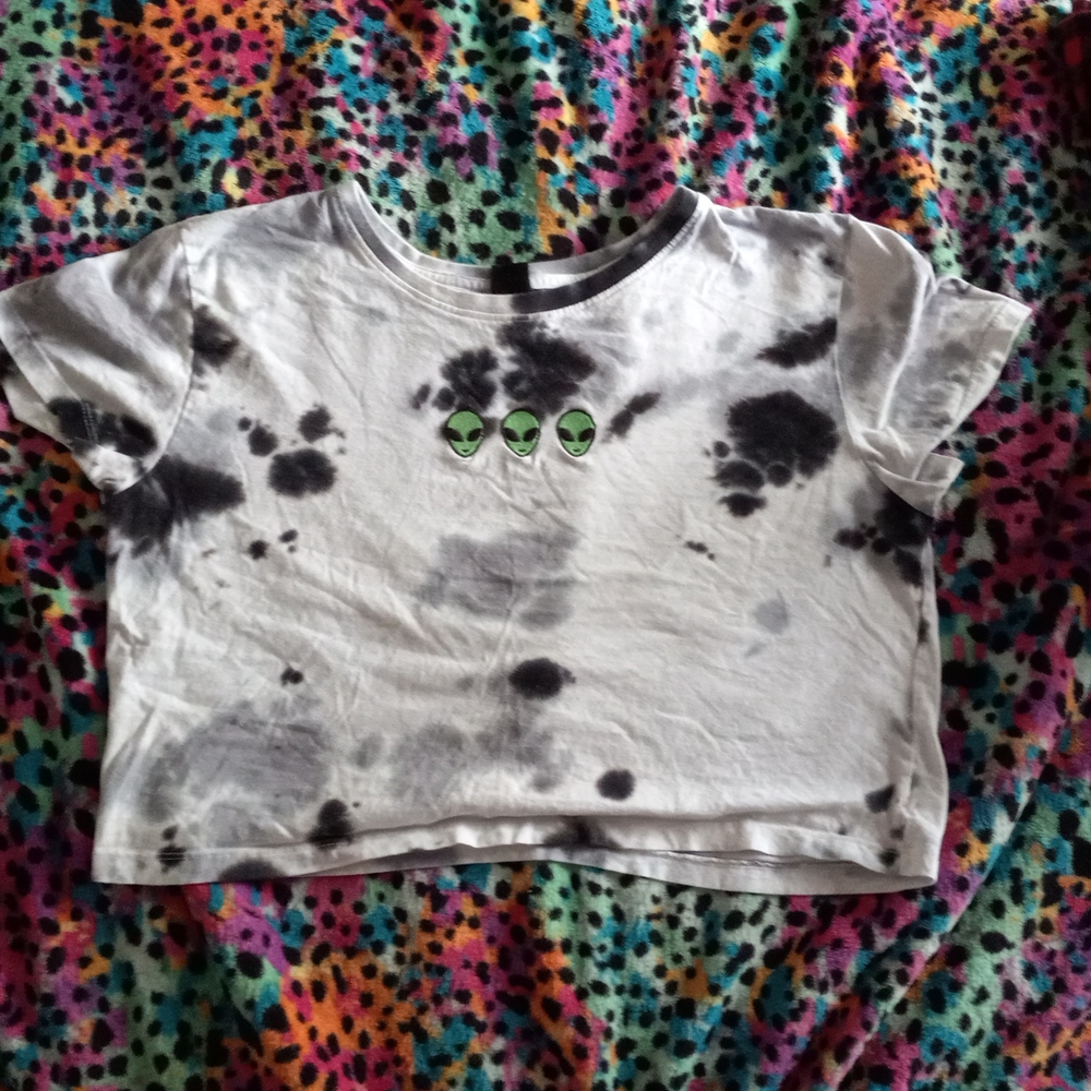 A cropped alien shirt